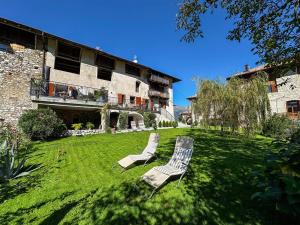 two lawn chairs sitting in the yard of a house at Al Veciarin in Lundo