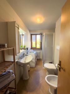 a bathroom with two sinks and two toilets at Al Veciarin in Lundo