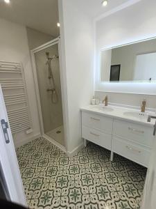 Koupelna v ubytování Loft 23 - Appartement lumineux 4 chambres hyper centre de Cholet + 15 fotografií