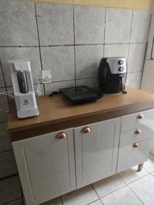 a counter with a coffee maker and a blender on it at Aluguel de quarto por diária in São Luís
