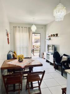 ein Wohnzimmer mit Esstisch und Stühlen in der Unterkunft Apto 2 quartos - Condomínio Frente Mar in Beberibe + 36 Fotos