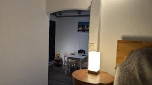 Zimmer mit einem Bett und einem Tisch mit einer Lampe in der Unterkunft Ferienhaus mit großer Terasse in Kellenhusen