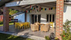 eine Terrasse mit einem Tisch, Stühlen und Flaggen in der Unterkunft Ferienhaus mit großer Terasse in Kellenhusen