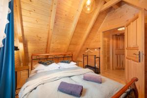 En eller flere senge i et værelse på Elegancki domek w górach, jeden na dużej, szczelnie ogrodzonej działce, przyjmujemy psy, Łopuszna, blisko Nowego Targu i Białki Tatrzańskiej