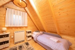 En eller flere senge i et værelse på Elegancki domek w górach, jeden na dużej, szczelnie ogrodzonej działce, przyjmujemy psy, Łopuszna, blisko Nowego Targu i Białki Tatrzańskiej + 48 billeder