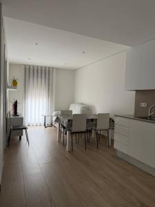 a kitchen and dining room with a table and chairs at Ca La Rosalia Arbeca in Arbeca