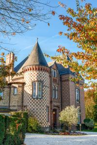 a large brick house with a tower on top at Verneuil la douce in Verneuil d’Avre et d’Iton