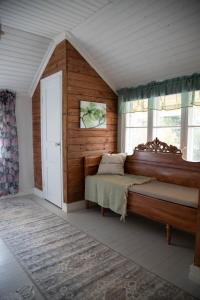 una camera da letto con un letto in una stanza con finestre di Willa Wanha Apteekki a Seinäjoki