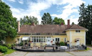 una grande casa gialla con tetto di Willa Wanha Apteekki a Seinäjoki