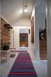 un corridoio con un tappeto colorato sul pavimento di Willa Wanha Apteekki a Seinäjoki