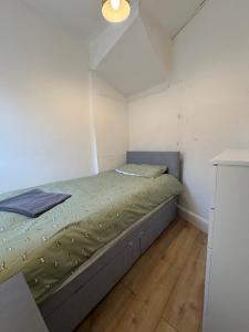 EarlswoodにあるLondon Gatwick Guest Houseの部屋の中にベッドがある小さな寝室