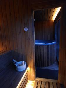 a sauna with a tub and a bucket in it at Chata Triangel Komjatná in Komjatná