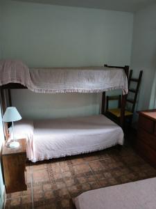 ein Schlafzimmer mit Etagenbett und Tisch in der Unterkunft Lo de Alfonso in San Bernardo