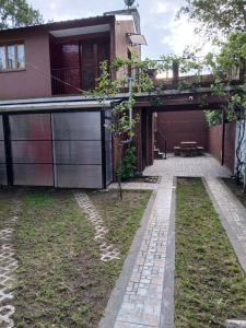 einem externen Blick auf ein Haus mit Garage in der Unterkunft Lo de Alfonso in San Bernardo + 4 Fotos