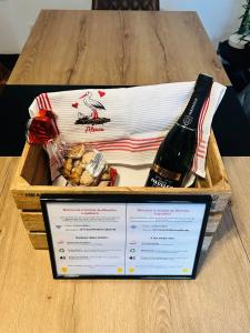 een doos eten en een fles wijn op een tafel bij Au Bord du Logelbach in Colmar +9 foto's