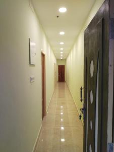 an empty hallway with a door and a hallway sidx sidx at Guru Mahal in Pondūr