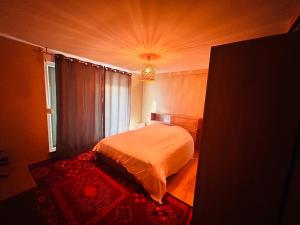 een slaapkamer met een wit bed en een raam bij Au Bord du Logelbach in Colmar