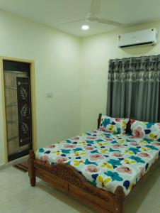 a bedroom with a bed in a room at Guru Mahal in Pondūr