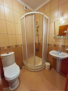 een badkamer met douche, toilet en wastafel bij Simperia in Safranbolu +4 foto's