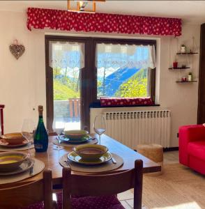 ヴァルトゥルナンシュにあるMaison au Soleilの椅子2脚と窓のあるダイニングテーブル