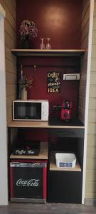 ブルージュにあるKuai Guestroom Bruggeのキッチン(電子レンジ、コンロ付きのカウンター付)