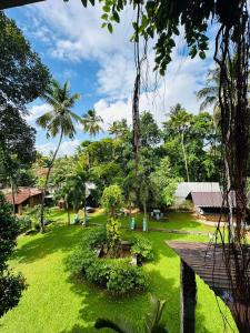 Κήπος έξω από το Airport Heritage