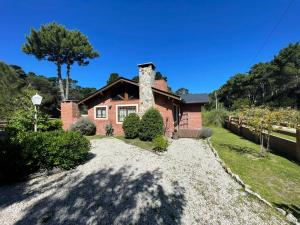 ein Backsteinhaus mit einem Steinkamin in der Unterkunft Alma del Bosque PILETA E HIDROMASAJES Semiclimatizados in Mar Azul