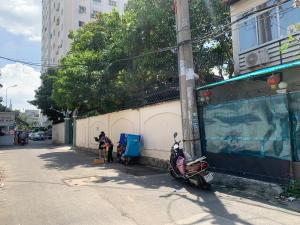 two scooters parked next to a wall on a street at Homestay rất gần Gigamall Phạm Văn Đồng in Ho Chi Minh City