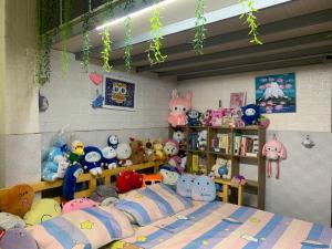 a bedroom with a bed and lots of stuffed animals at Homestay rất gần Gigamall Phạm Văn Đồng in Ho Chi Minh City