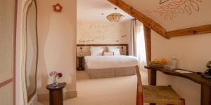 a hotel room with a bed and a desk at Verneuil la douce in Verneuil d’Avre et d’Iton +97 photos