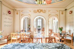 a room with tables and chairs and a ceiling at Verneuil la douce in Verneuil d'Avre et d'Iton