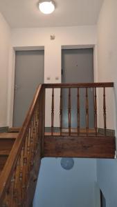 una escalera con barandilla de madera en un edificio en Duplex sous mon toit, en Altkirch 1 foto más