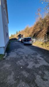 dos autos estacionados en un estacionamiento junto a una casa en Duplex sous mon toit, en Altkirch