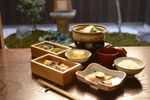 un tavolo ricoperto di ciotole di cibo e bacchette di Mitsuki Kyoto a Kyoto