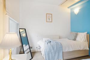 Ένα ή περισσότερα κρεβάτια σε δωμάτιο στο Cosy Richmond Home Walk to Station & River