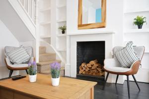 Χώρος καθιστικού στο Cosy Richmond Home Walk to Station & River