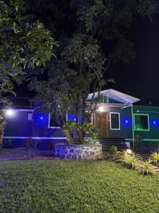 Κήπος έξω από το Juee's Holiday Homes