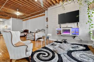 Μια τηλεόραση ή/και κέντρο ψυχαγωγίας στο Huge 'MAN CAVE' 2 mins from Downtown Detroit apts