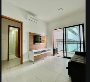 ein Wohnzimmer mit Sofa und Fernseher in der Unterkunft Apartamento na DOCA in Belém