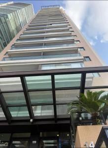 ein hohes Gebäude mit vielen Fenstern in der Unterkunft Apartamento na DOCA in Belém