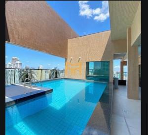 einen Pool mit Blick auf ein Gebäude in der Unterkunft Apartamento na DOCA in Belém