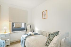 Ένα ή περισσότερα κρεβάτια σε δωμάτιο στο Cosy Richmond Home Walk to Station & River +9 φωτογραφίες