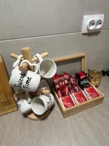 un grupo de tazas de té y una caja de bombones en La Hitana, en Lazarevac