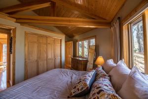 una camera da letto con un letto con soffitto in legno di A Nest With a View a Blowing Rock