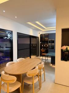 Χώρος καθιστικού στο la Villa WOOR Saly Joseph