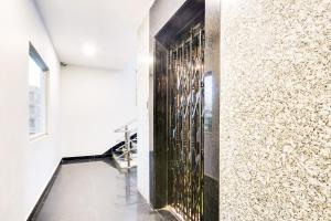 um corredor com uma parede coberta de enfeites dourados em Hotel O Dream Nest em Madhapur