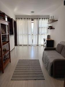 een woonkamer met een bank en een tafel bij Top 40 - Apartamento na Barra vista do mar e lagoa in Rio de Janeiro