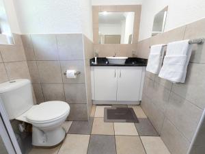 een badkamer met een wit toilet en een wastafel bij MPASSI Properties - Hatfiled, Pretoria in Pretoria +64 foto's