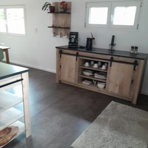 - une cuisine avec un meuble en bois dans une pièce dans l'établissement Cottage am Michelsberg, à Bad Münstereifel