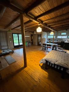 Cette grande chambre comprend un lit et une table. dans l'établissement Tierra de Arroyo, Mallin-Tanti, à Tanti